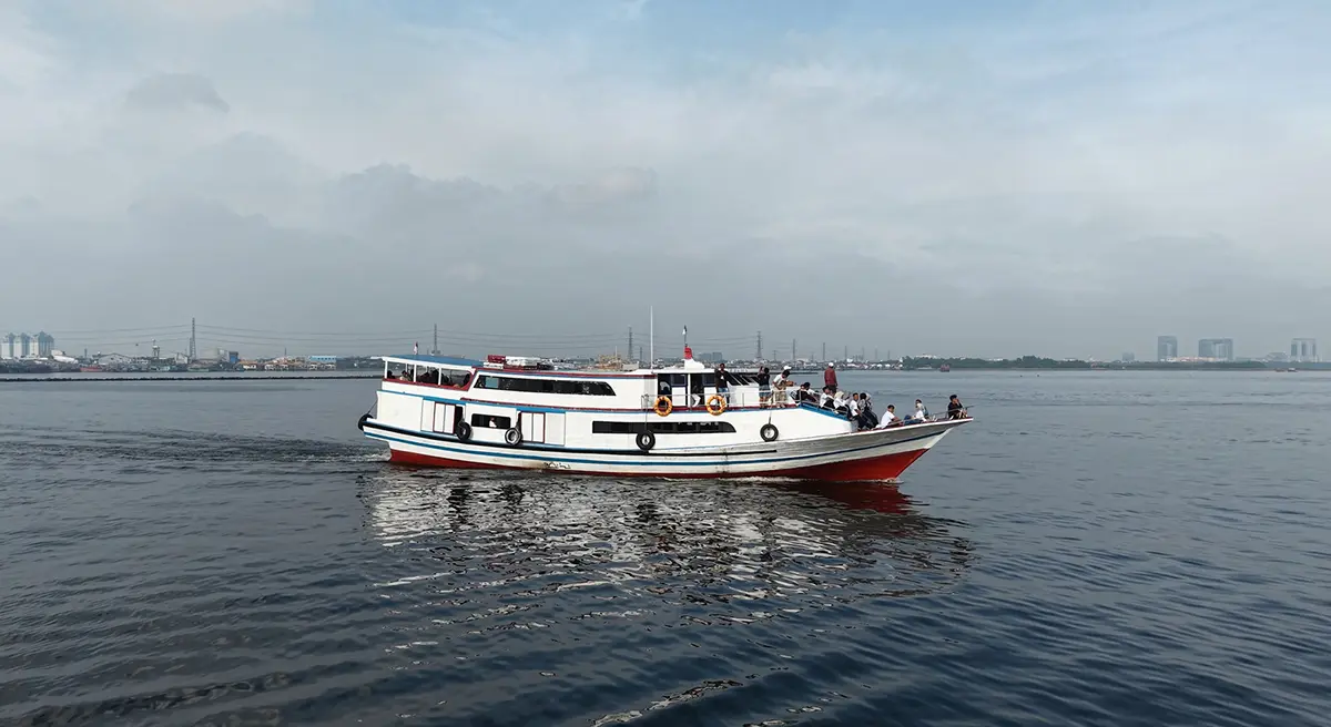 foto kapal feri tujuan pulau pari  dari pelabuahan kali adem muara angke