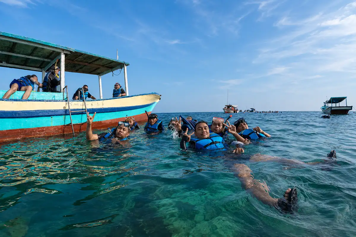 Snorkeling Pulau Pari, Panduan Spot Laut dan Aktivitasnya 2 aktivitas snorkling saat di pulau pari