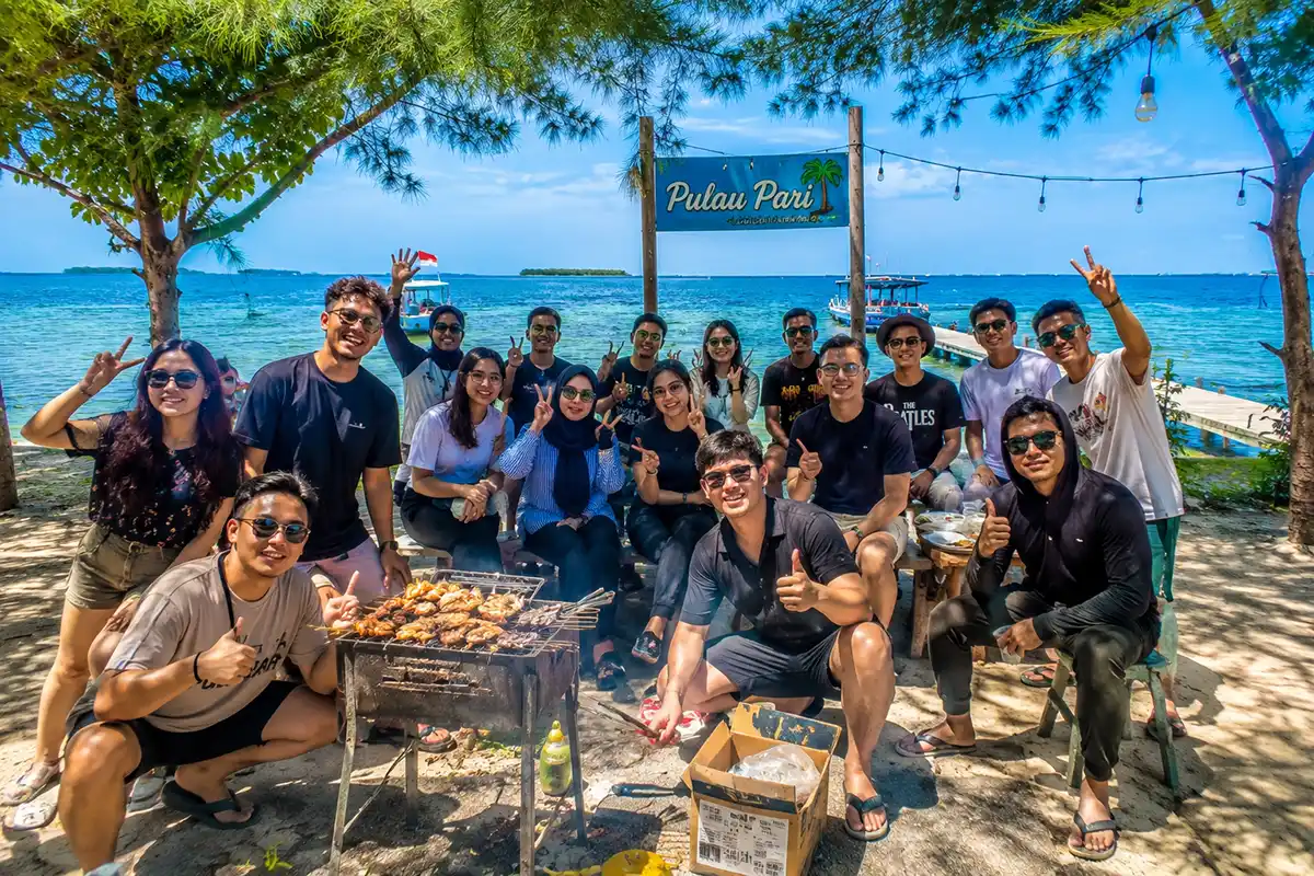 wisatawan yang liburan di pulau pari