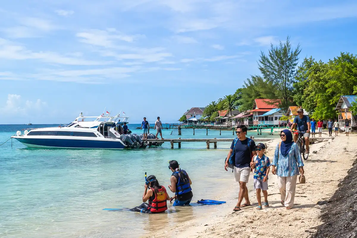 liburan keluarga saat di pulau oari di bulanj julli 2026